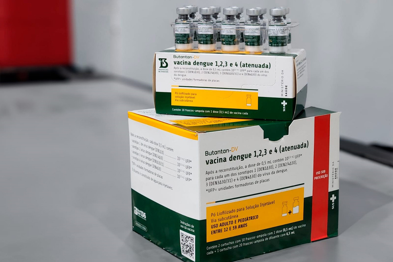 Campos inicia vacinação contra dengue para profissionais da saúde