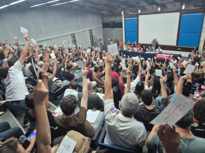 Docentes entram em greve na Uerj e mobilização chega à Uenf