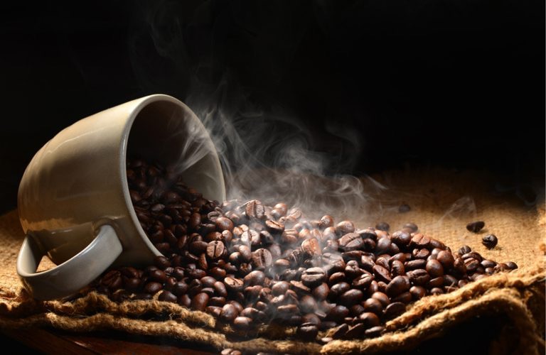 Brasil lidera mercado global de café, mas enfrenta desafios para crescer com mais valor